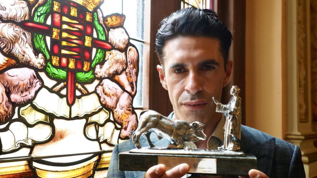 Alejandro Talavante con el Trofeo Taurino San Pedro Regalado 2024 a mejor faena