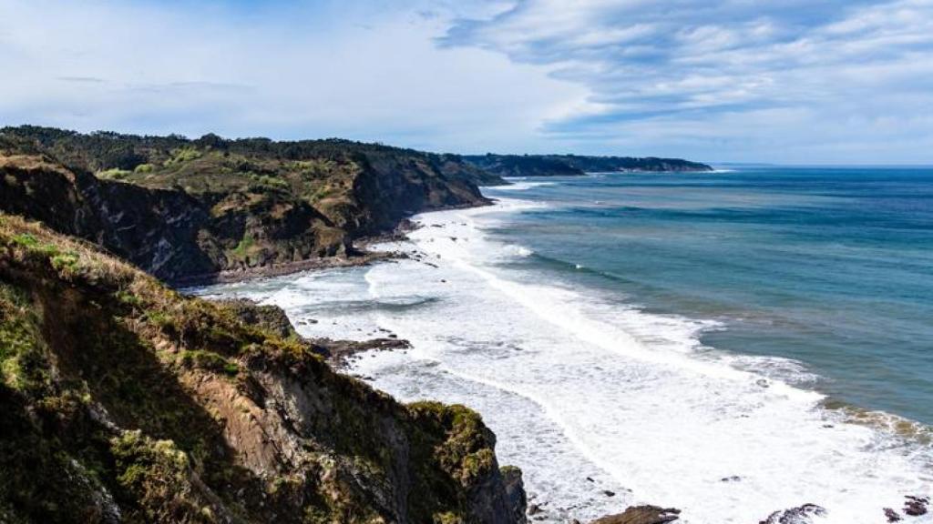 Acantilados de los bufones de Pría, en el mar Cantábrico. Asturias.