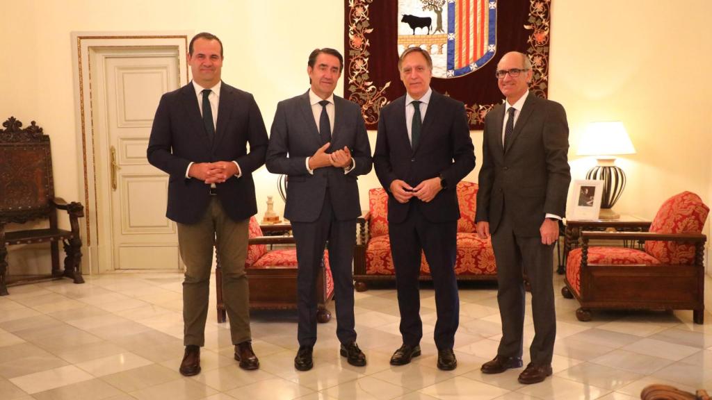 El alcalde de Salamanca, Carlos García Carbayo, el consejero de Medio Ambiente, Vivienda y Ordenación del Territorio de la Junta de Castilla y León, Juan Carlos Suárez-Quiñones, el presidente de la Diputación de Salamanca, Javier Iglesias, y el alcalde de Santa Marta de Tormes, David Mingo