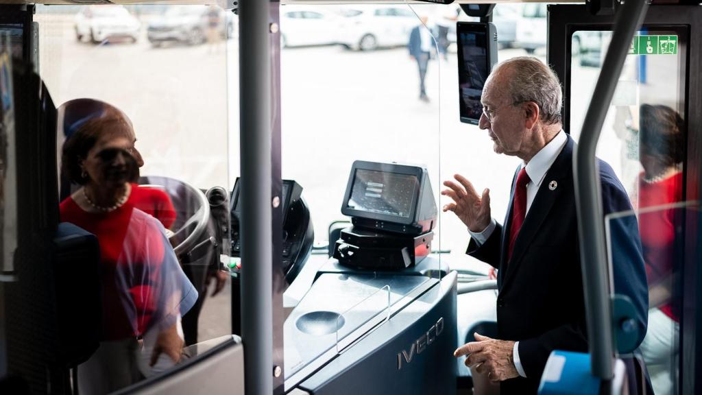 Francisco de la Torre, alcalde de Málaga, en el interior de uno de los autobuses eléctricos.