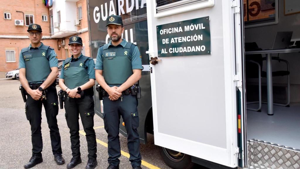 El teniente Ramón Palacios, responsable de la Oficina Móvil de Atención a la Ciudadanía; Noelia Martín y Anselmo Rodríguez, agentes encargados de llevar la unidad móvil de la Guardia Civil en Zamora