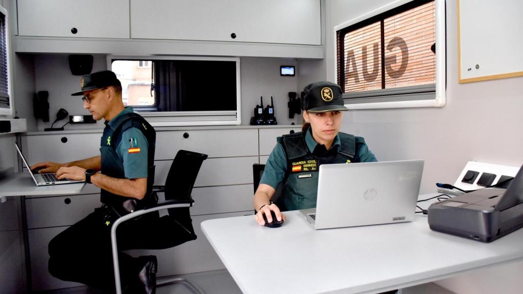 Noelia Martín y Anselmo Rodríguez, dos de los agentes encargados de llevar la unidad móvil de la Guardia Civil en Zamora