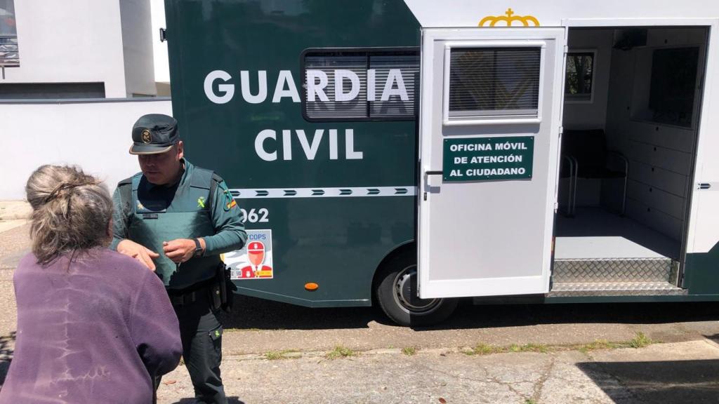 Un agente atendiendo a una vecina desde la OMAC