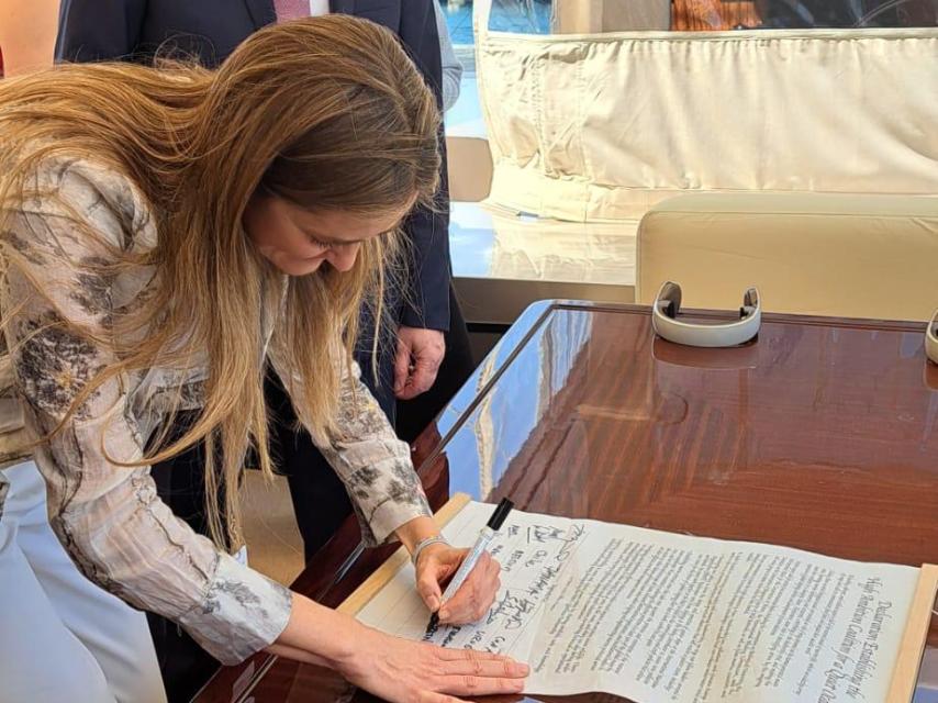 La ministra para la Transición Ecológica, Sara Aagesen, firmando el acuerdo.