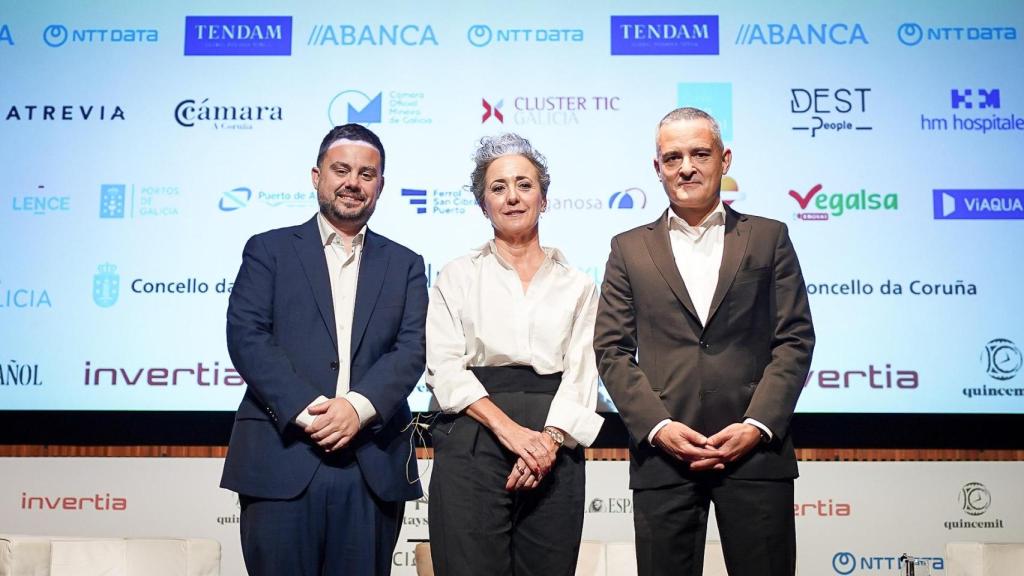 Arturo Criado, subdirector de EL ESPAÑOL-Invertia; Pilar Múgica, directora médica territorial de HM Hospitales en Galicia; y Alberto Borrego, director de NTT DATA Galicia.