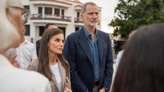 Visita de los Reyes a una localidad en Canarias.
