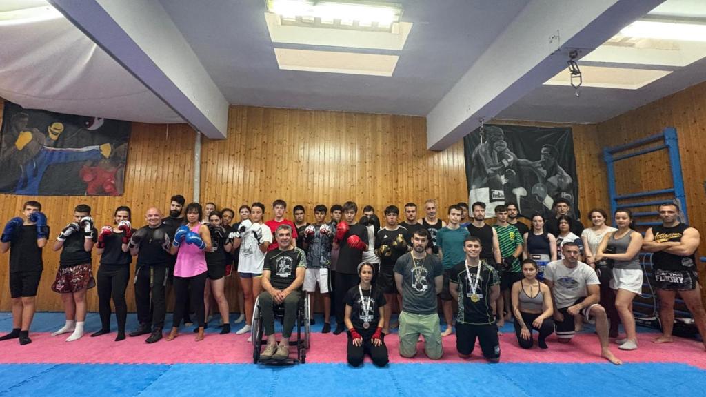 Alumnos del Gimnasio Simón posando con los medallistas y Simón González.