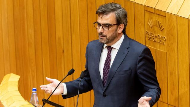 El conselleiro de Presidencia, Xustiza e Deportes, Diego Calvo, en su intervencion en pleno