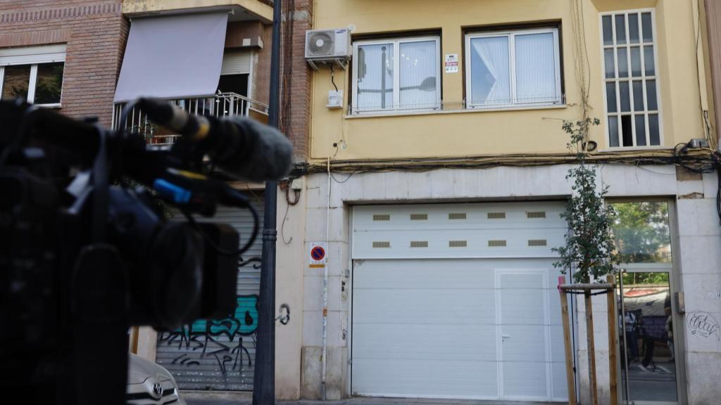 Exterior de la casa del exministro José Luis Ábalos durante un registro por parte de la UCO, a 10 de junio de 2025, en Valencia.