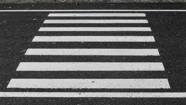 La señal que pocos notan al aparcar cerca de un paso de peatones: podrías ser multado sin querer