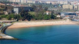 Un vertido de combustible el baño en la playa de Oza de A Coruña