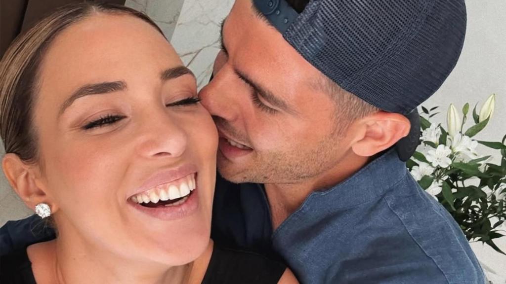 Alice Campello y Álvaro Morata en actitud cariñosa.