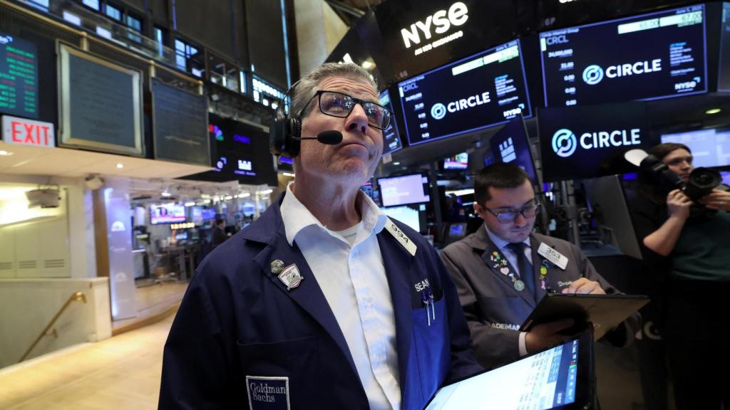 Un operador trabaja en el parqué de la Bolsa de Nueva York.