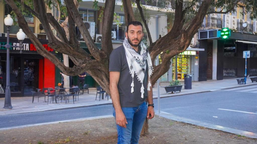 Ahmed en Alicante frente a un olivo, el símbolo de Palestina.