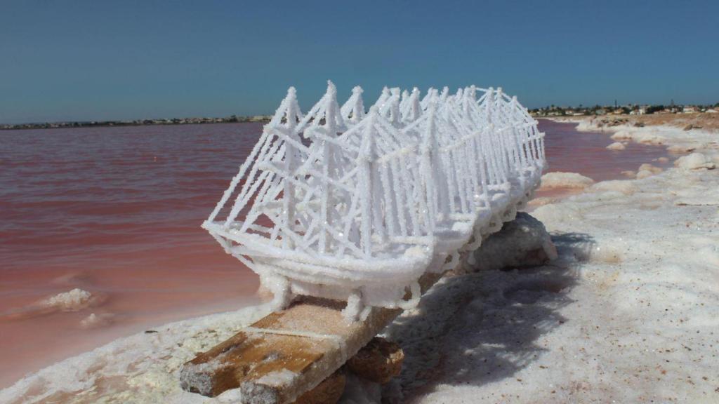 Los barcos de sal ya cuajados en sal, en las salinas de Torrevieja.