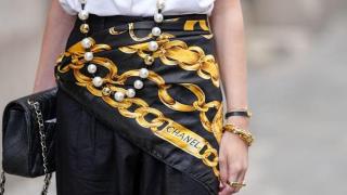 Imagen de un look streetstyle de la firma de lujo Chanel.