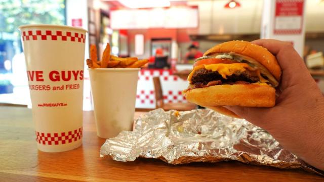 Una de las hamburguesas que ofrece Five Guys en su local de Alicante.