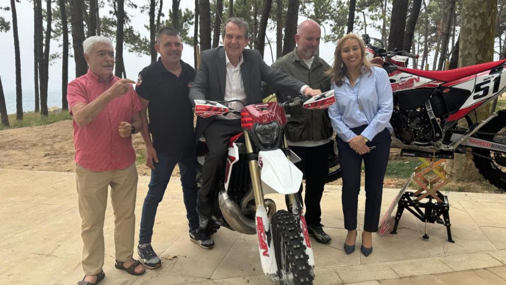 Abel Caballero, junto a los organizadores de O Marisquiño y parte de su gobierno en Samil, Vigo