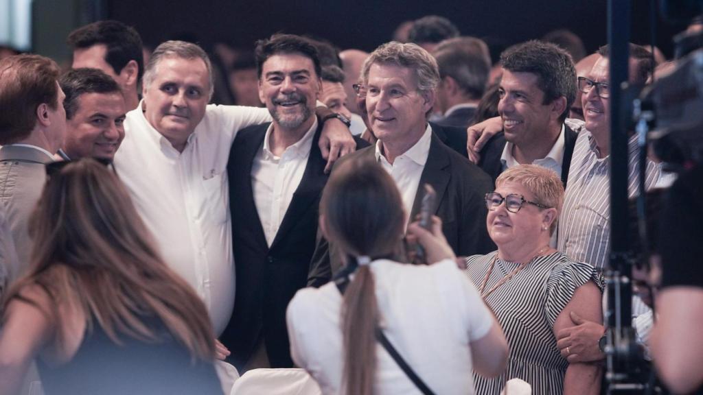 Los dirigentes populares antes de la comida con militantes en Alicante.