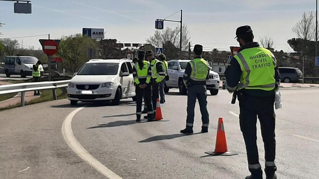 ⁠Hasta 150€ de multa: muchos conductores en España olvidan esto al salir del coche en una zona de carga