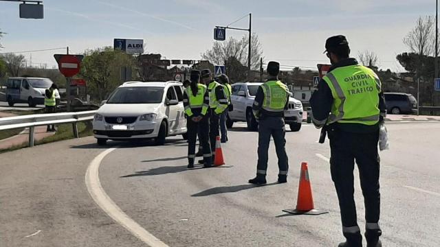 ⁠Hasta 150€ de multa: muchos conductores en España olvidan esto al salir del coche en una zona de carga