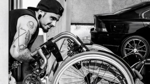 Mario Becerra en el portal de su vivienda.