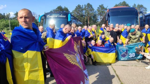 Soldados gravemente heridos llegan a Ucrania.