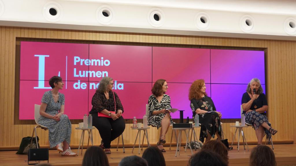 El jurado escuchando a Inma Pelegrín durante su discurso de aceptación. Foto: Gabriel Lavao