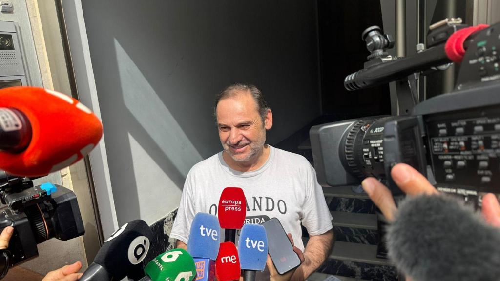 El exministro, a las puertas de su casa tras el registro.