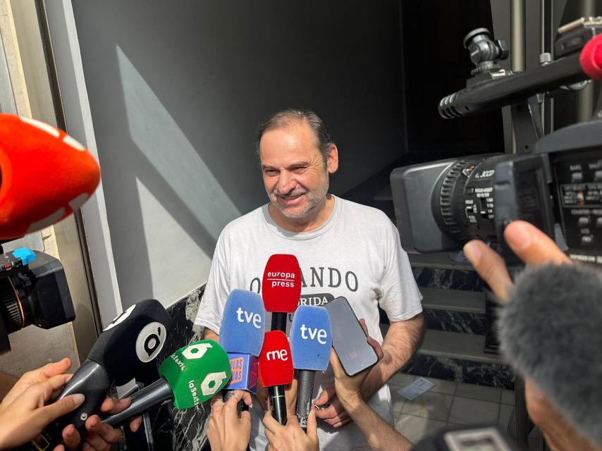 El exministro, a las puertas de su casa tras el registro, el pasado 10 de junio.