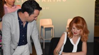 Vanessa Montfort dedica su libro al periodista Joaquín Hernández en las Veladas Literarias.