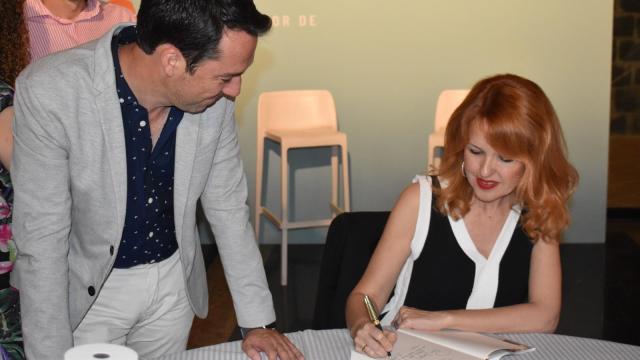 Vanessa Montfort dedica su libro al periodista Joaquín Hernández en las Veladas Literarias.