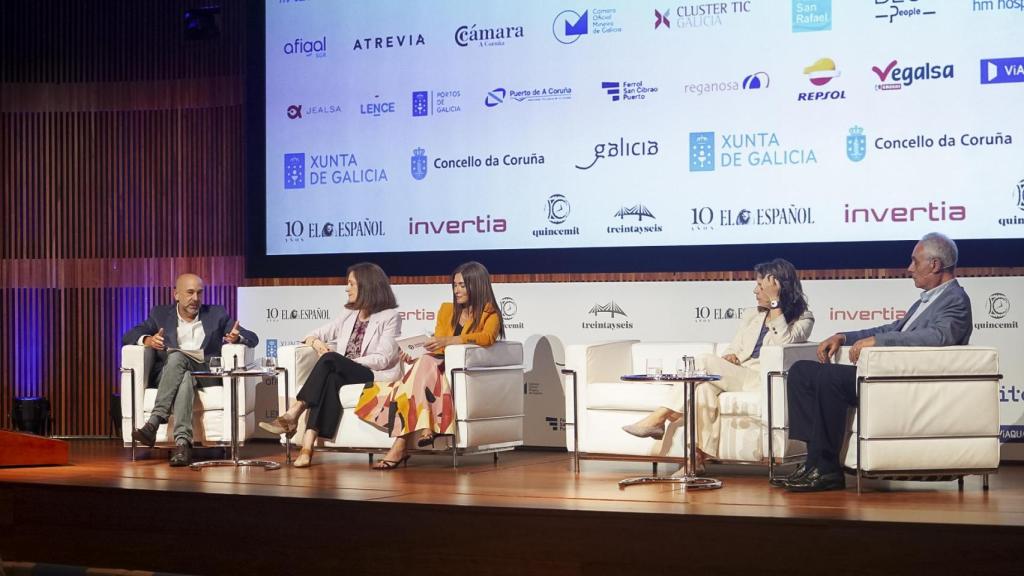 Participantes durante la mesa redonda 'Oportunidades de reindustrialización de Galicia'.
