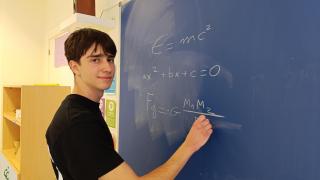 Eduardo López, el estudiante que ha sacado la nota más alta en la PAU de Murcia, escribe fórmulas en una pizarra del Colegio Montepinar.