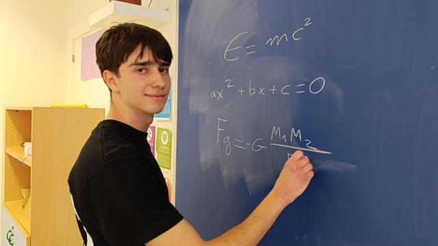 Eduardo López, el estudiante que ha sacado la nota más alta en la PAU de Murcia, escribe fórmulas en una pizarra del Colegio Montepinar.