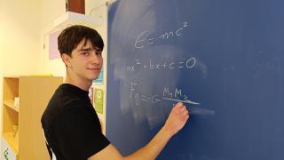 Eduardo López, el estudiante que ha sacado la nota más alta en la PAU de Murcia, escribe fórmulas en una pizarra del Colegio Montepinar.