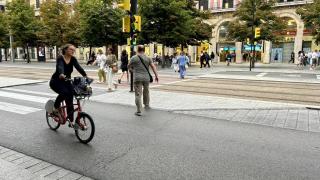 Una bici circulando en Zaragoza