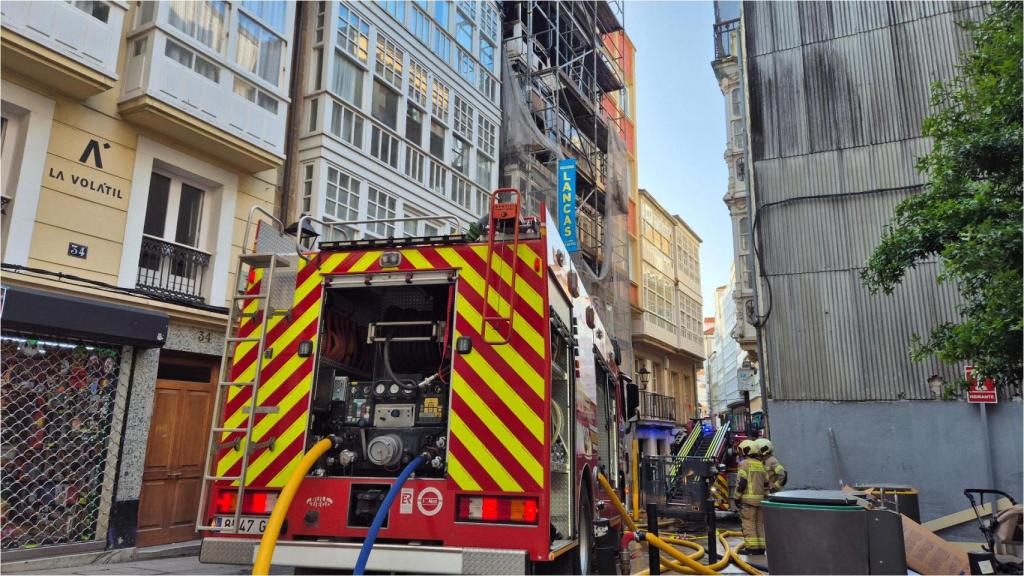 Un vecino del edificio incendiado en la calle Barrera de A Coruña: Vi bajar a unos 20 okupas