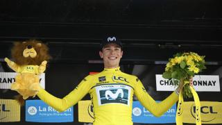 Iván Romeo, con el maillot amarillo tras ganar la tercera etapa del Dauphiné.
