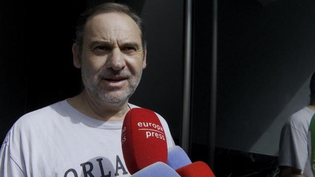 El exministro de Transportes, José Luis Ábalos atiende a la prensa tras el registro de su vivienda por parte de la UCO. EP