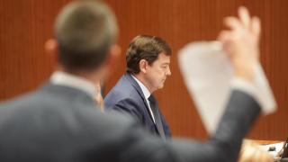 El portavoz de Vox, David Hierro, muestra las condiciones de su partido para negociar los presupuestos al presidente de la Junta, Alfonso Fernández Mañueco, en el pleno de las Cortes de este martes