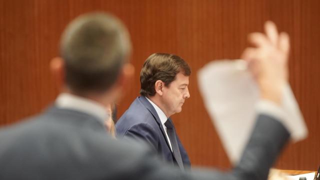 El portavoz de Vox, David Hierro, muestra las condiciones de su partido para negociar los presupuestos al presidente de la Junta, Alfonso Fernández Mañueco, en el pleno de las Cortes de este martes