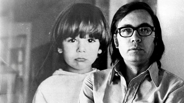 Francisco Umbral, retratado por María España delante de una foto de su hijo Pincho. Fundación Francisco Umbral