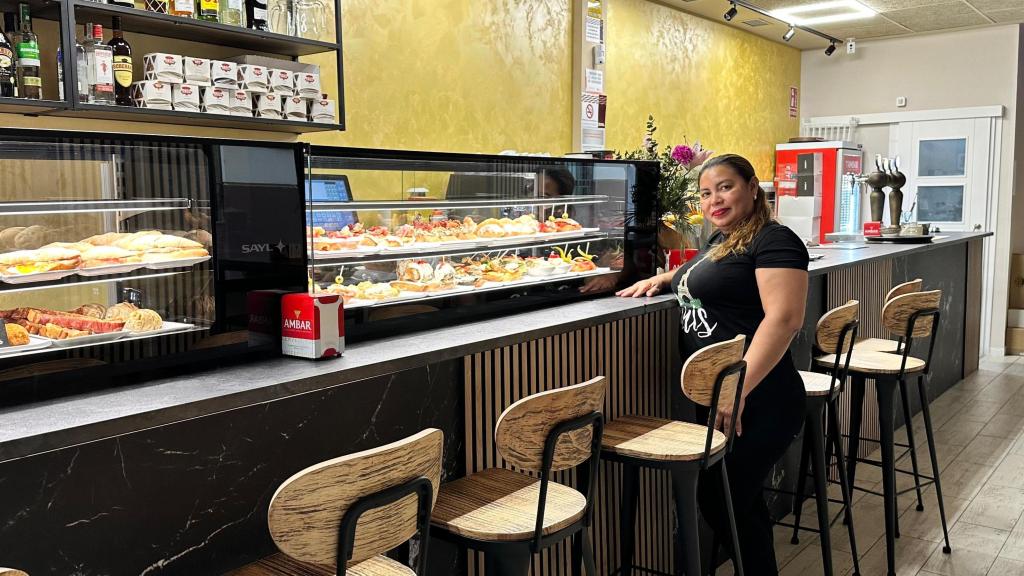 Paola Rivera en la barra del nuevo bar.