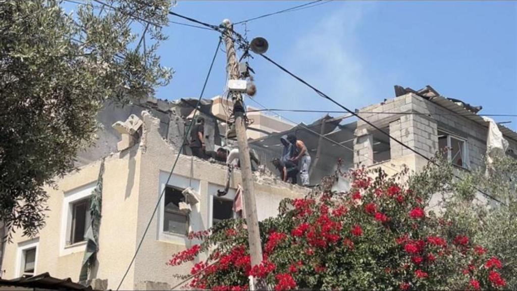 Estado en el que ha quedado el edificio que alberga la oficina de Médicos del Mundo en Gaza tras un bombardeo del Ejército de Israel.