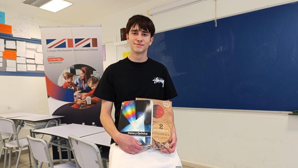 El estudiante Eduardo López, durante la entrevista con EL ESPAÑOL, mostrando dos libros.