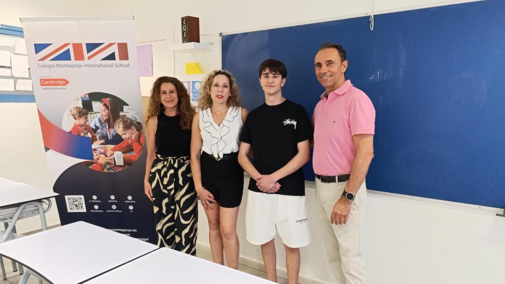 El estudiante Eduardo López (2d) posa con dos de sus profesoras, Raquel (1i) y Elisa (2i), y con el director del Colegio Montepinar, Domingo Sánchez (1d).