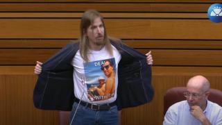 El líder de Podemos en Castilla y León y portavoz de la formación en las Cortes, Pablo Fernández, con una camiseta con la foto del líder del PP, Alberto Núñez Feijóo, con el narco Marcial Dorado, en el pleno de las Cortes de este martes