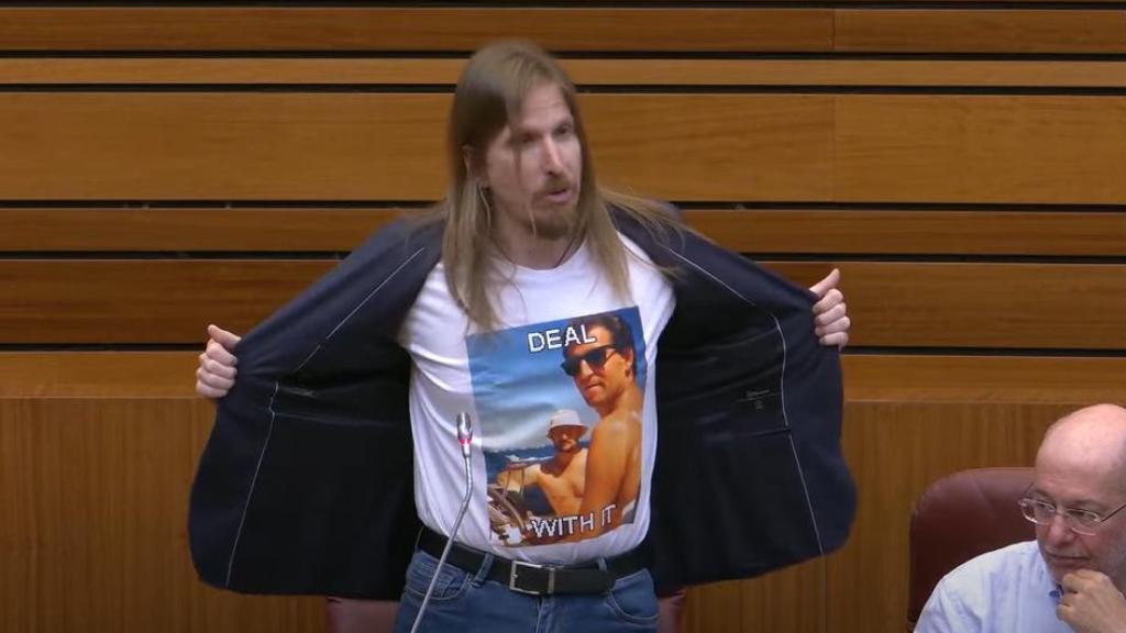 El líder de Podemos en Castilla y León y portavoz de la formación en las Cortes, Pablo Fernández, con una camiseta con la foto del líder del PP, Alberto Núñez Feijóo, con el narco Marcial Dorado, en el pleno de las Cortes de este martes