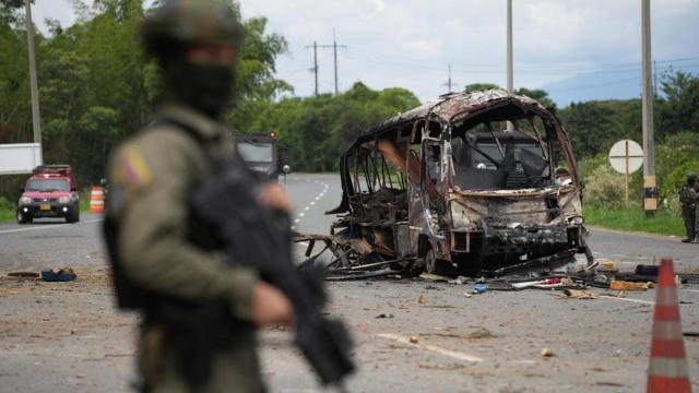 Fotografía de los escombros de un autobus ocasionados por una explosión ocurrida este martes, después del peaje de la población de Villa Rica (Colombia).